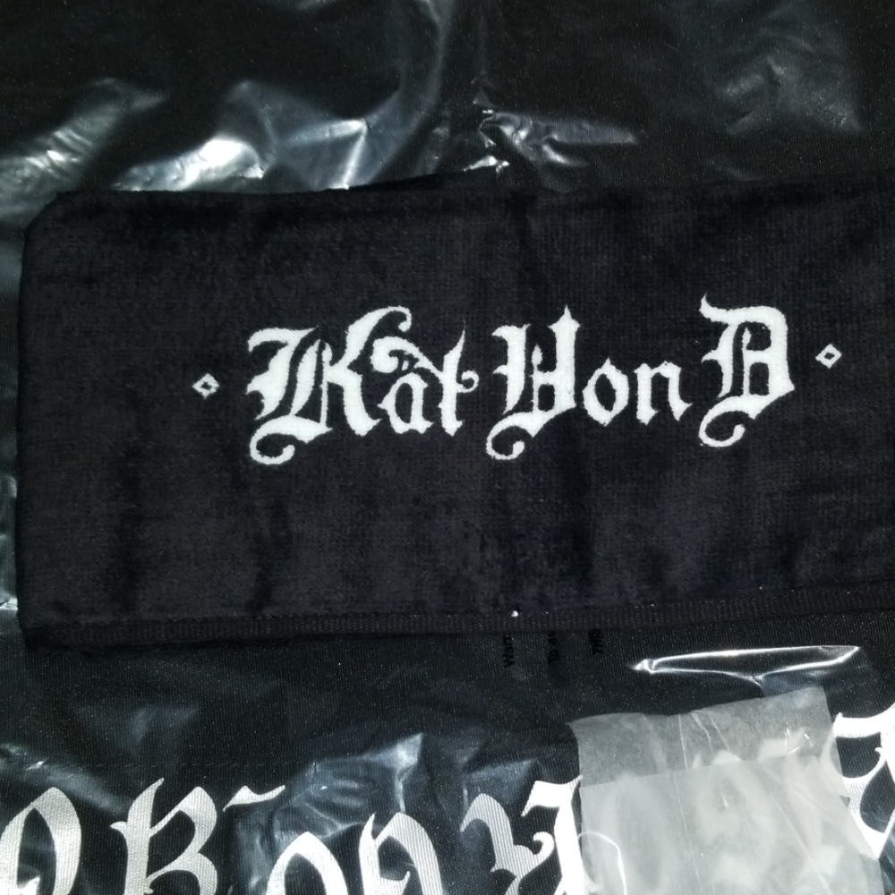 KAT VON D PRO TOWEL - Picture 5 of 6